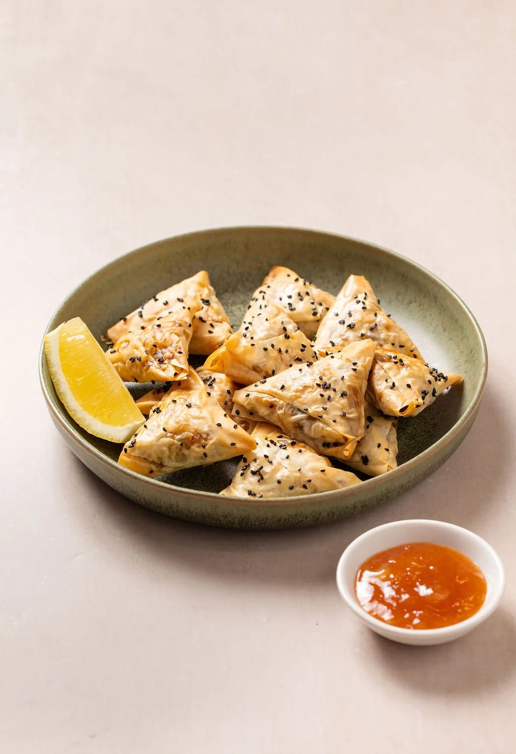 samosas with chutney 