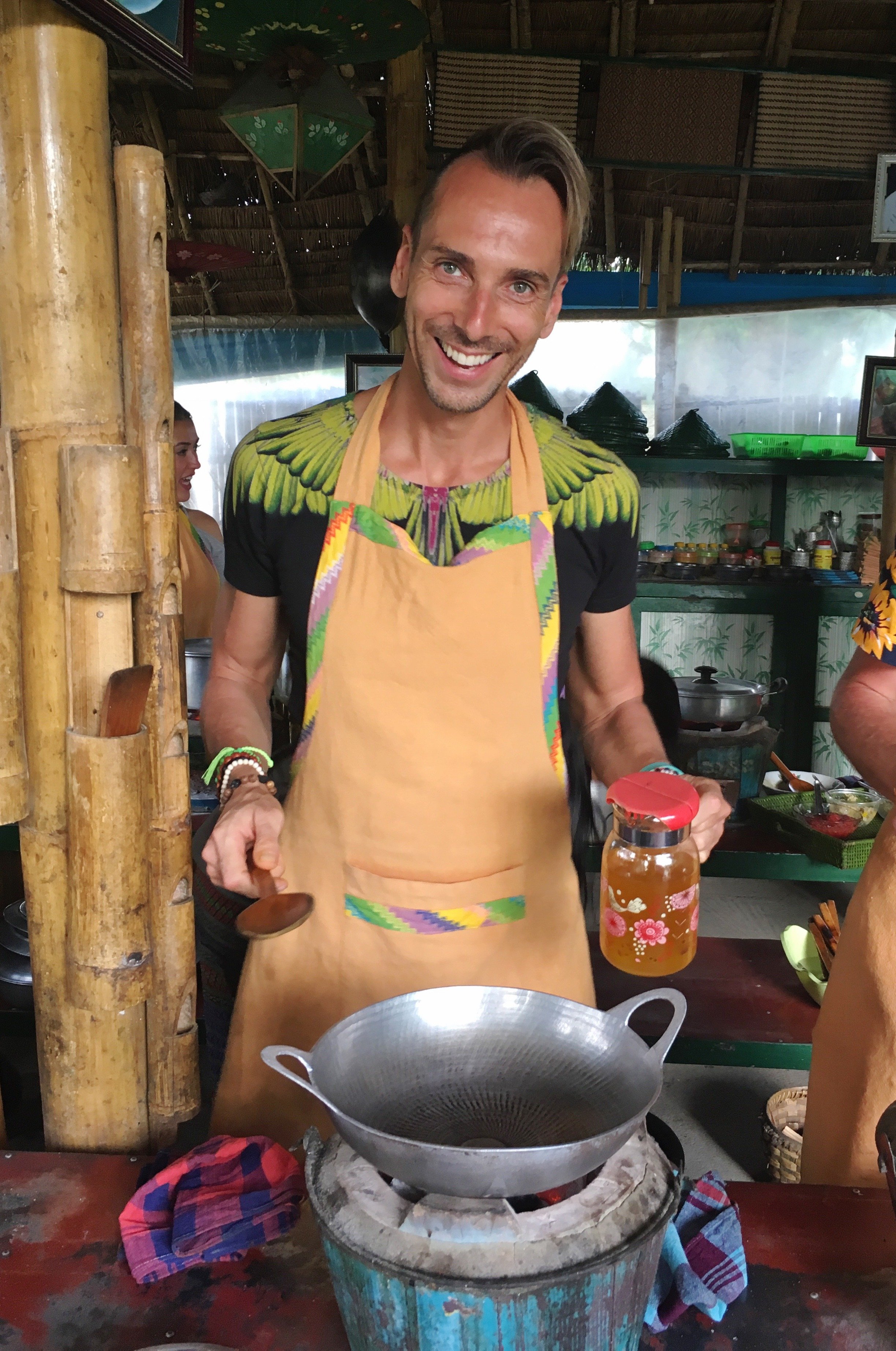 Todd dirigiendo una clase de cocina