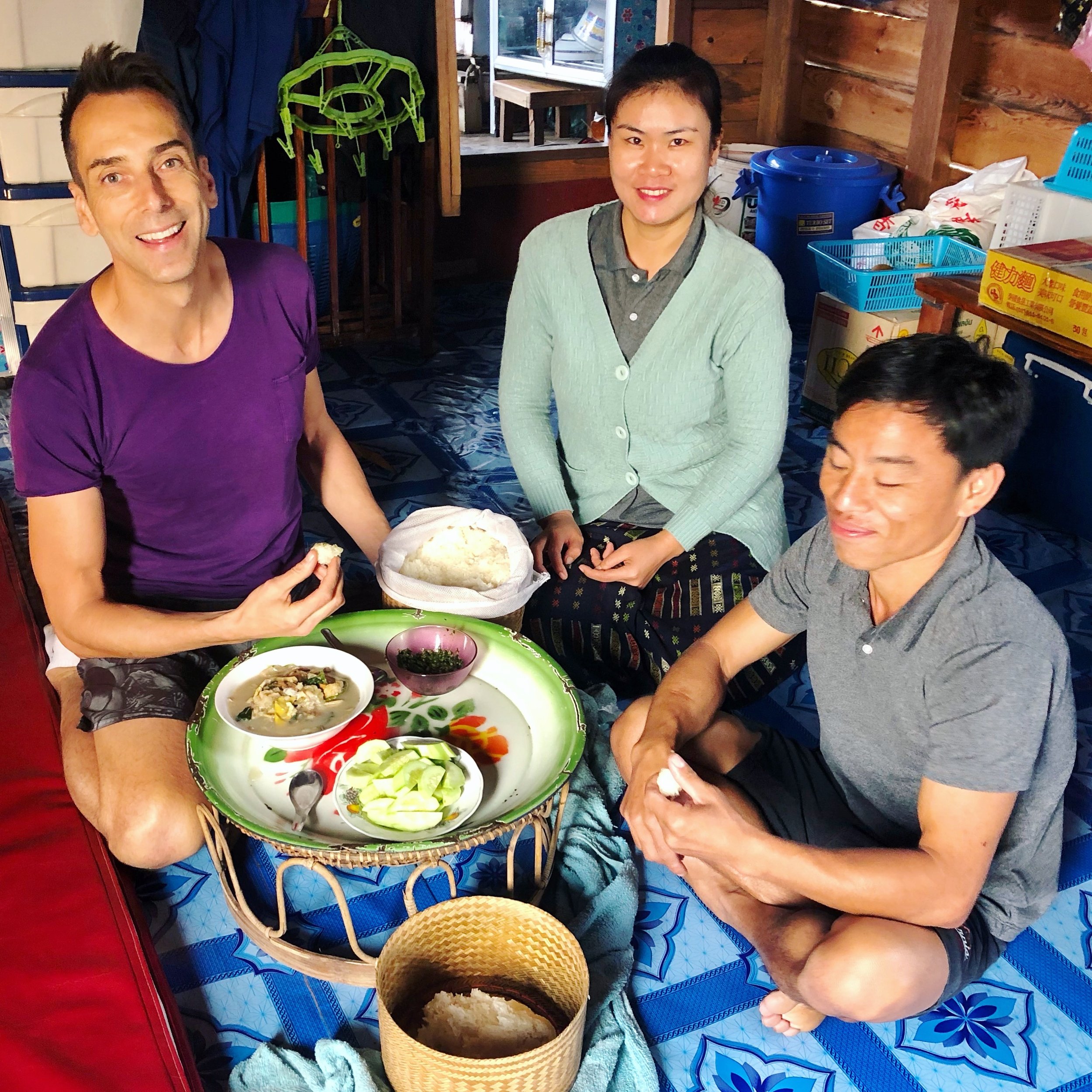 Cena en un barco lento por el Mekong hasta la frontera entre Tailandia y Laos