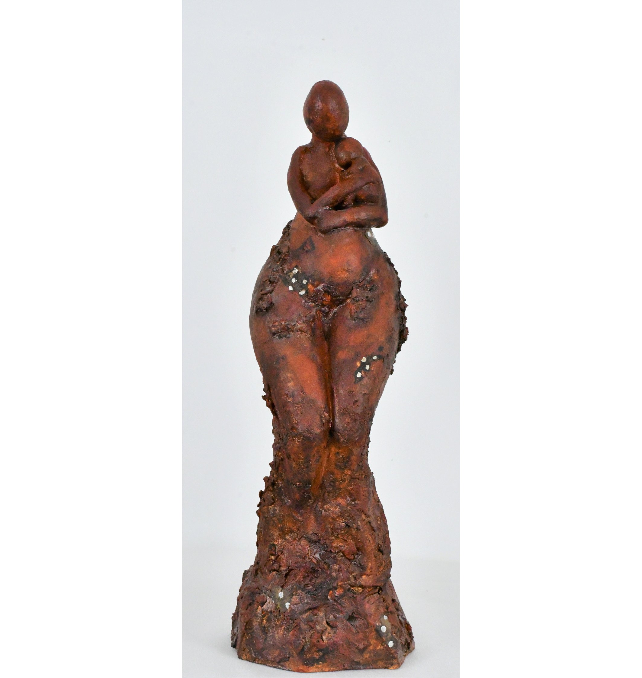 Sculpture représentant une femme ancrée à la terre, symbolisant maternité et enracinement