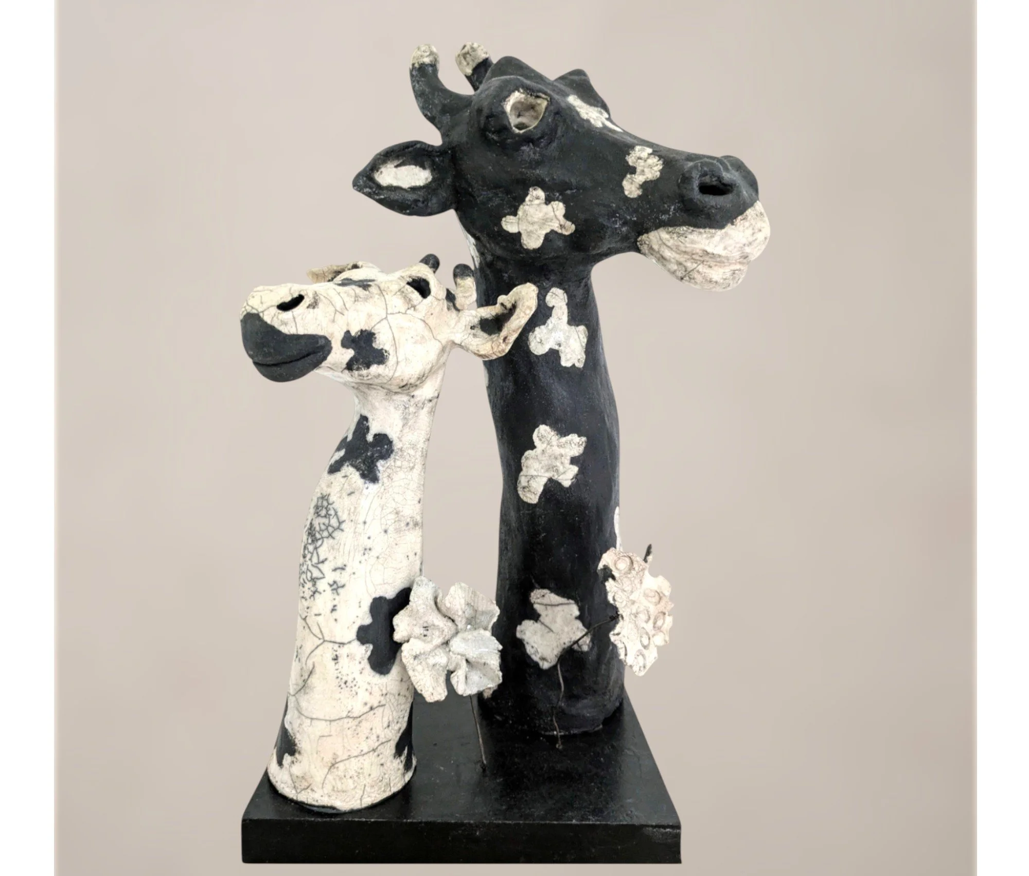 Dans les étoiles Sculpture de deux girafes en raku