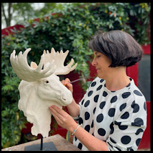 l'artiste claudie perrigaud travaillant sa sculpture