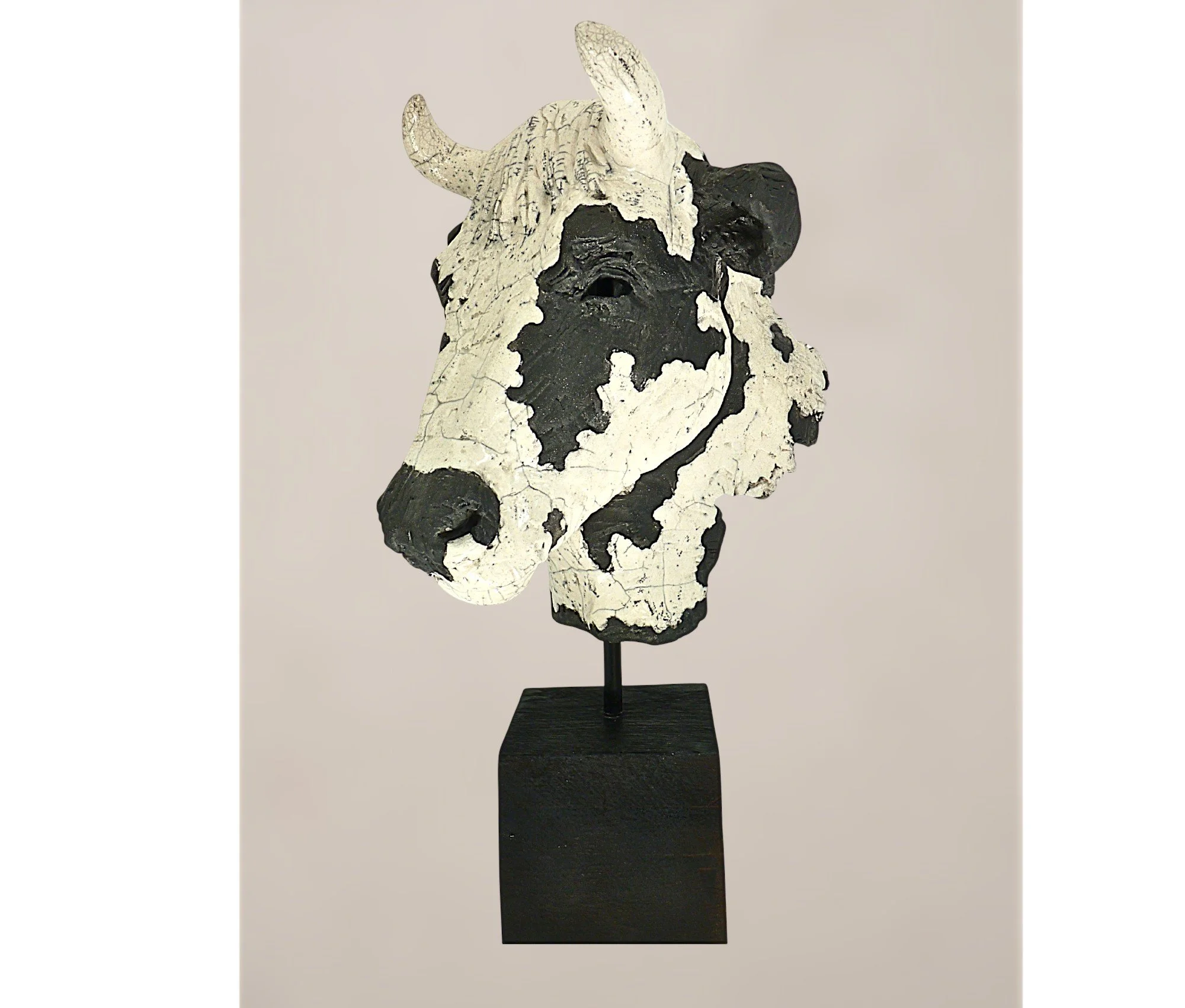 Reine des prés - Sculpture animalière d'une vache en Raku