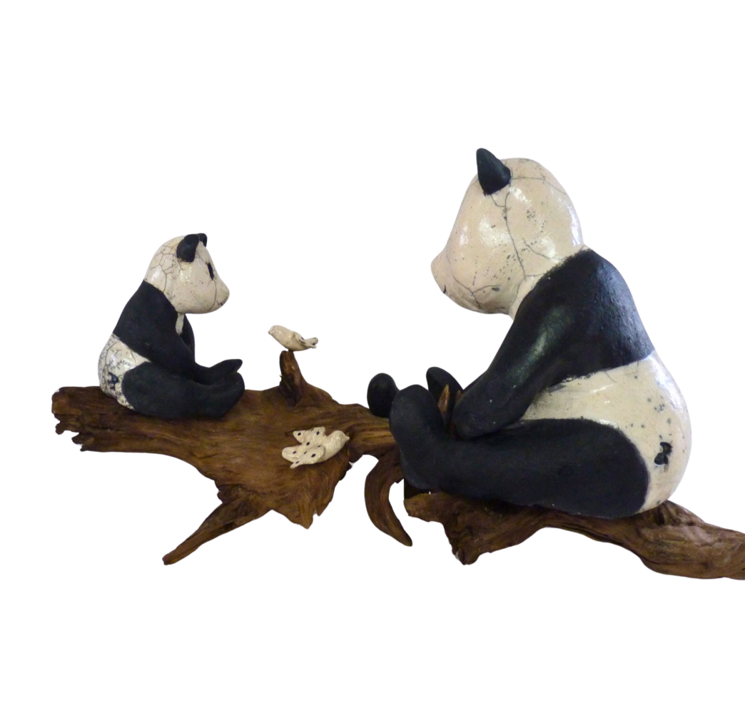Sculpture animalière de deux ours en Raku sur branches, observant des oiseaux, sculpture célébrant Huan Huan, la maman panda du Zoo de Beauval, vue de face