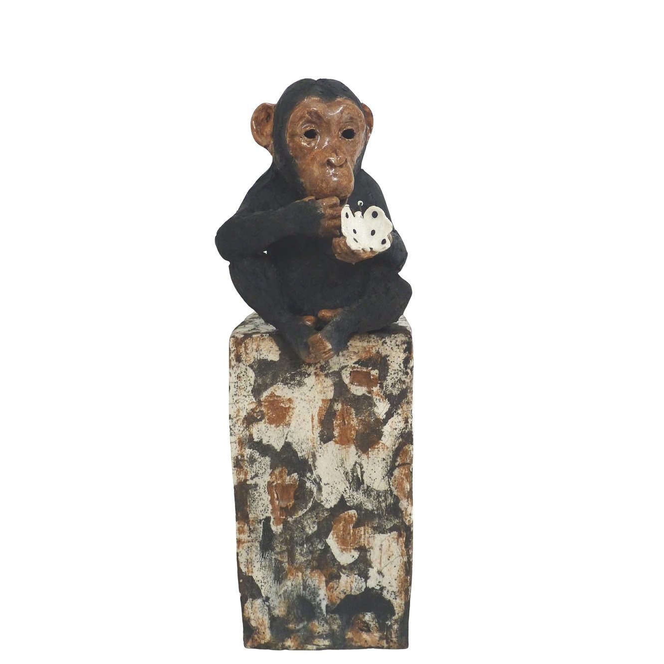 Sculpture animalière en Raku 'Kanda' représentant un chimpanzé, symbolisant la fragilité de la vie, vue d'ensemble.