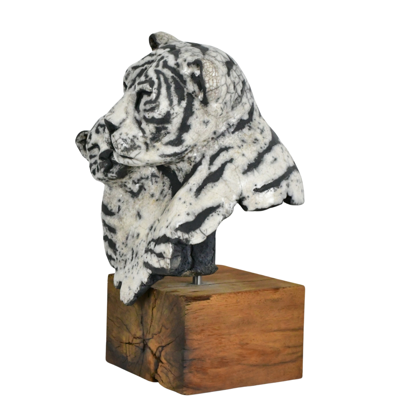 Vue de profil d'une Œuvre représentant un tigre protecteur de ses petits, incarnant la force et la vulnérabilité