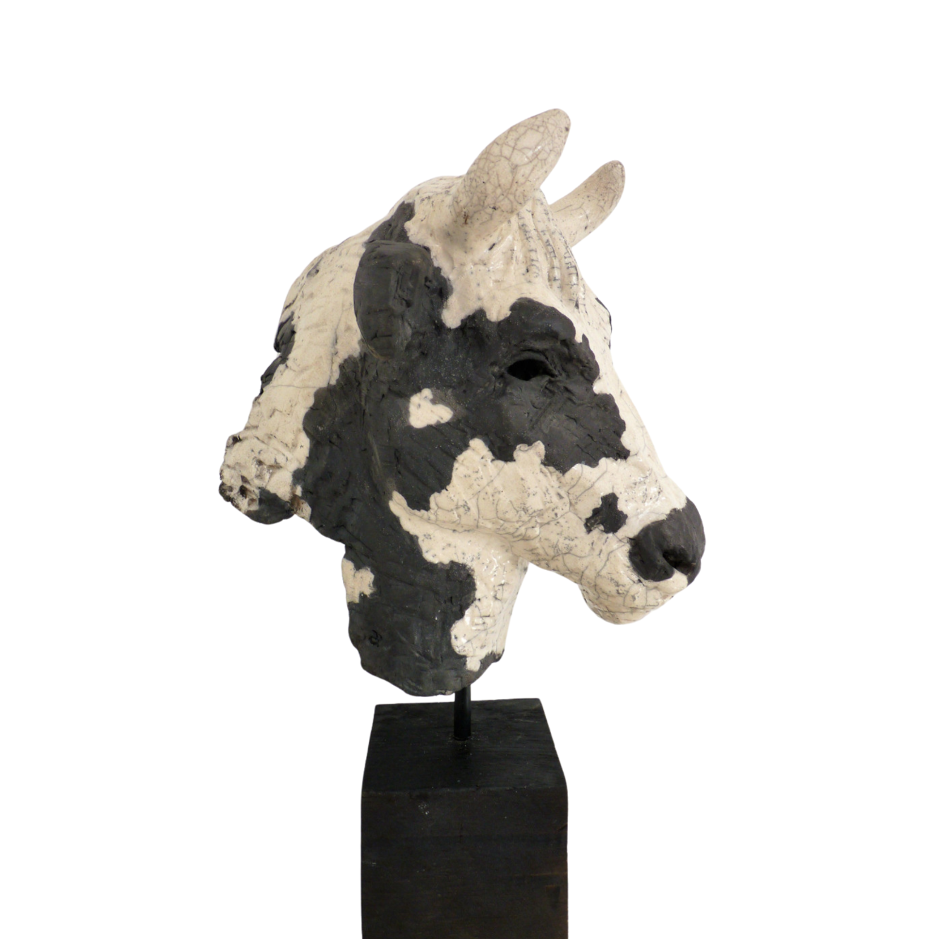 Sculpture animalière de bovidés en Raku, symbole de la beauté des pâturages, vue de profil.