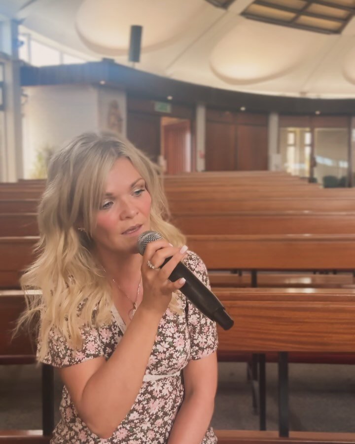 Some snippets from Deborah and Dave&rsquo;s wedding in #carlow - Another trip home to Mammy 😂😂 #weddingsinger #irishweddingsinger #weddingsingergalway #weddingsingerireland #irishwwddingsupplier #weddingsinireland @letstalkweddingsireland @weddings