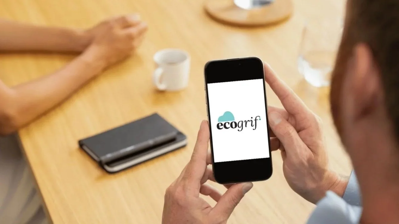 En ECOGRIF acompañé el proyecto desde su arranque, dando forma a una base visual sólida y coherente. Diseñé el logotipo y la imagen corporativa, dirigí la sesión de fotografía de producto y desarrollé la primera versión de su web. Un trabajo enfocado