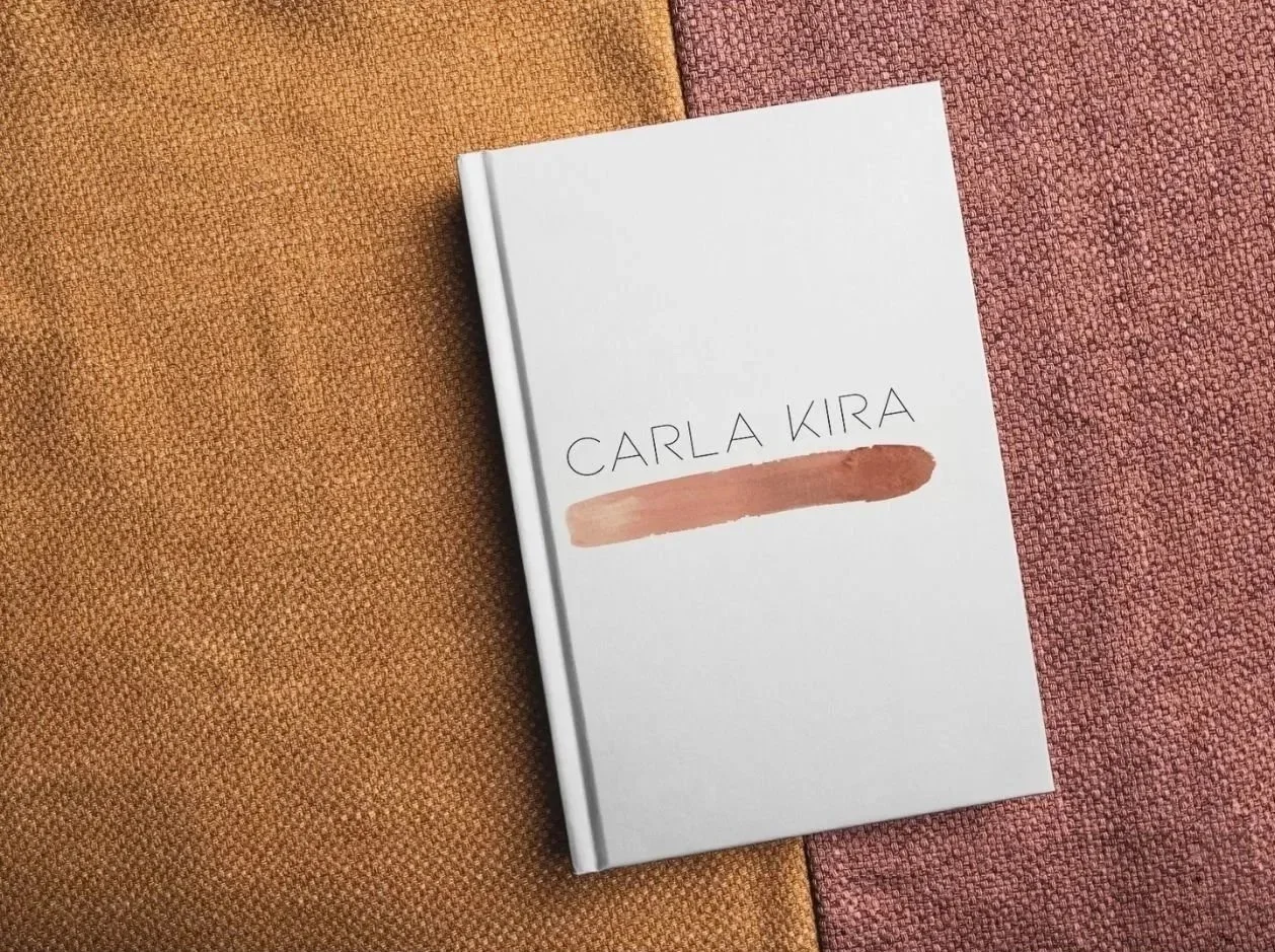 En este proyecto acompañé el proceso desde el inicio, creando el naming y desarrollando un brand book que recogiera la esencia de la marca de forma clara y coherente. Más allá de lo visual, trabajé una base con sentido que ayudara a sostener todo lo 