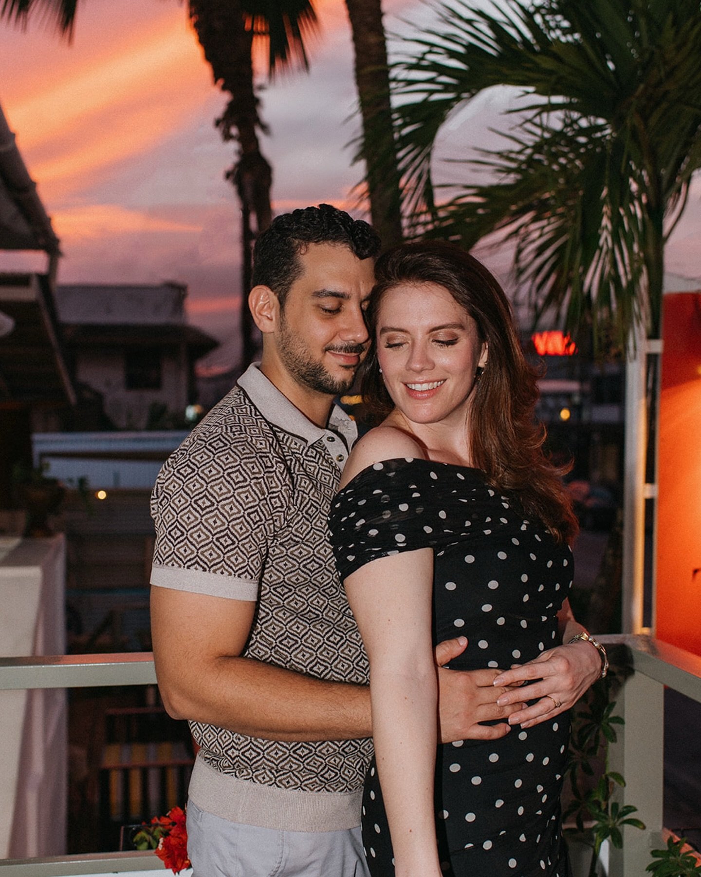 POV : being a literal third wheel on a drinks date!🍹Carolyn had such a fun vision for their engagement photos so we parked up at @toucantrinidad and had a few cocktails, chatting and laughing away. 

It was fun trying something so different, using f