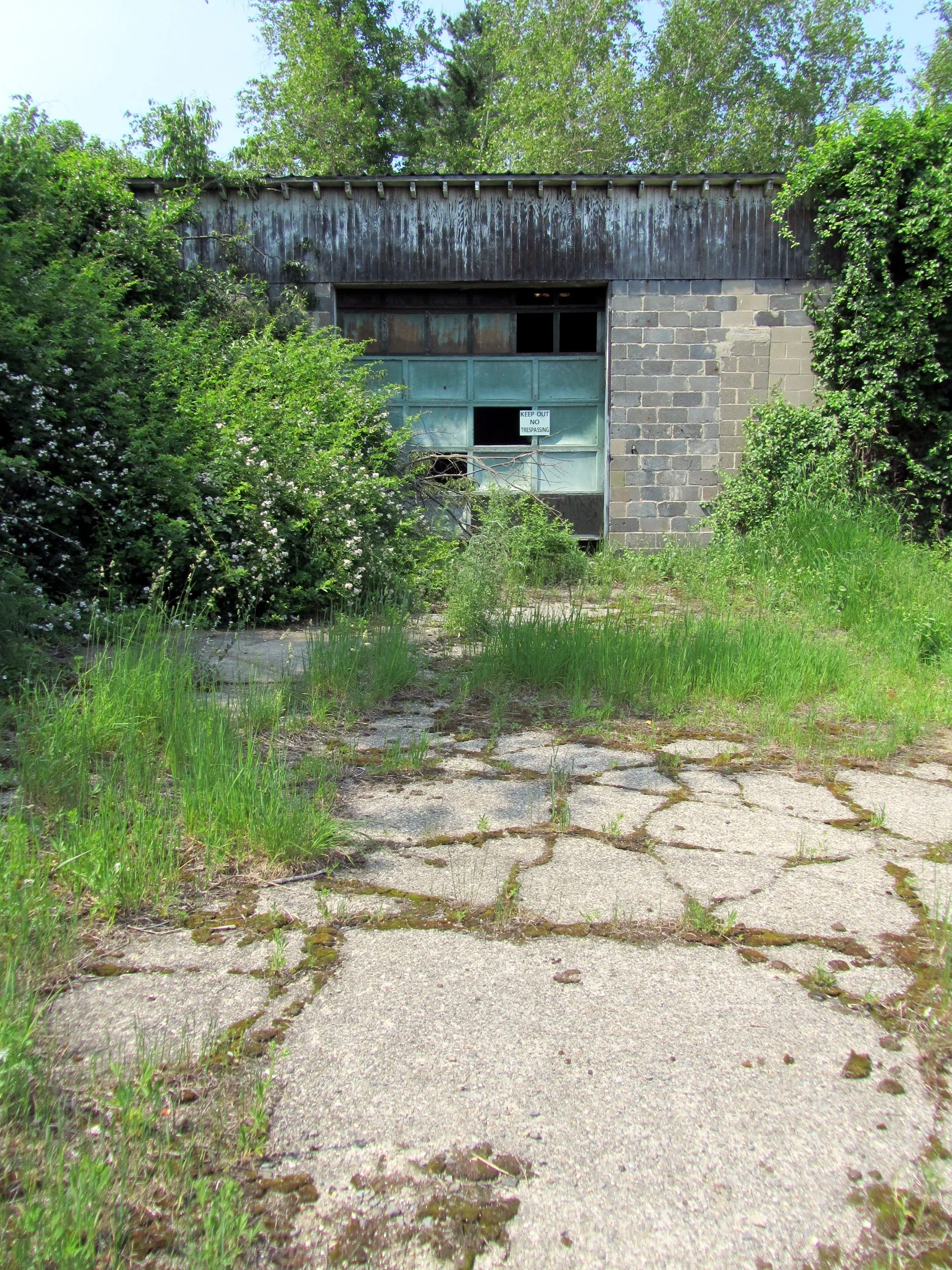 Garage - Outside 1.jpg