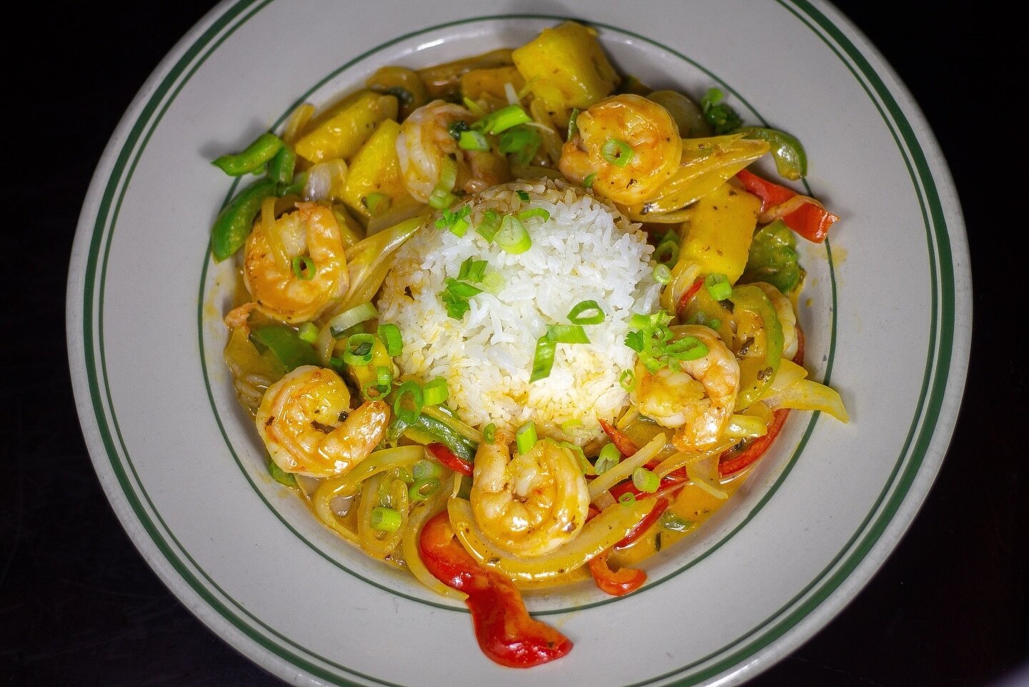 Shrimp, red curry, pineapple, bell pepper &amp; rice. A fresh, colorful, hearty bowl of yum! 🍤😋🥣