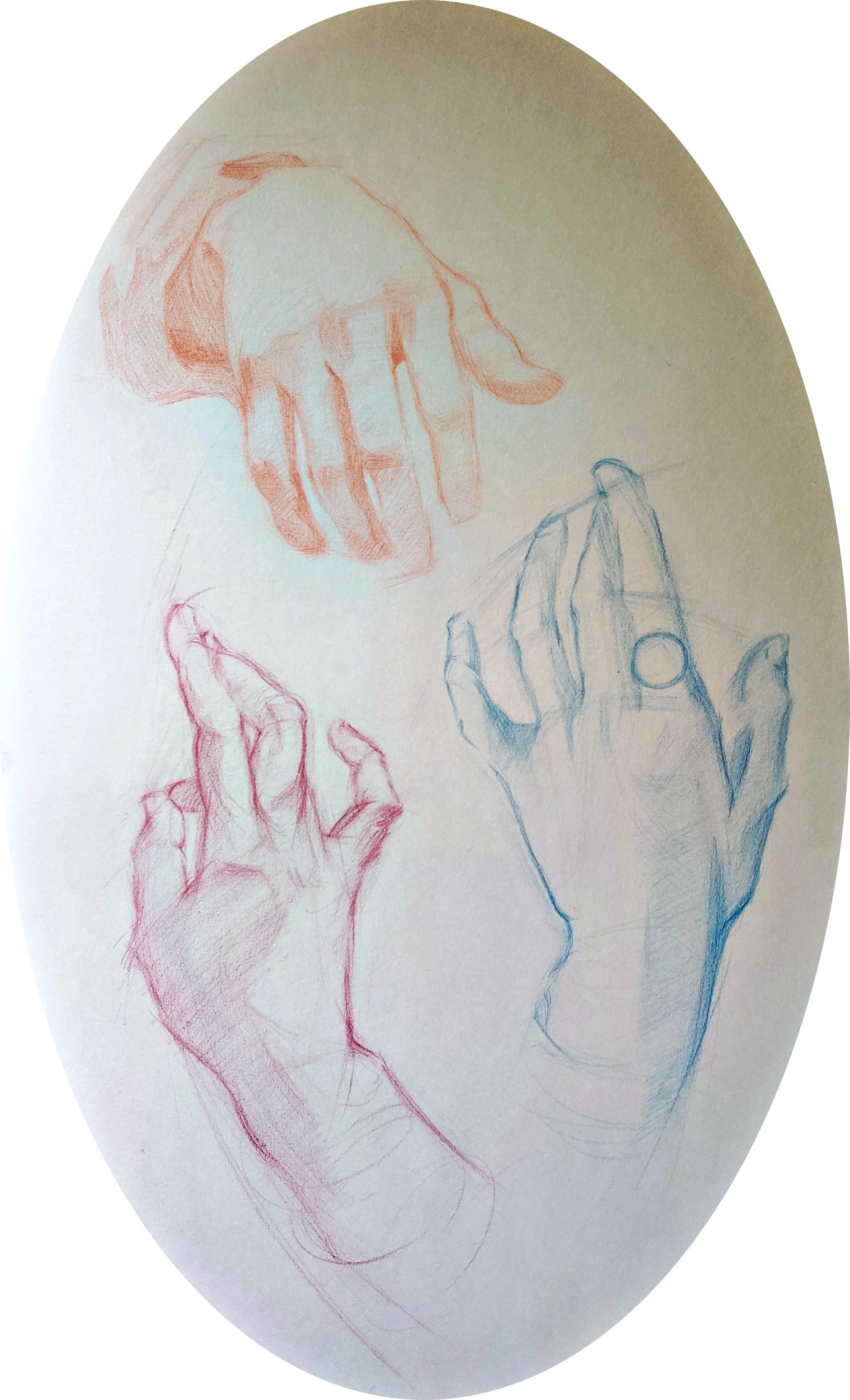 Esquisse de trois mains dans différentes positions, dessinées à la craie rouge, bleue et graphitée.