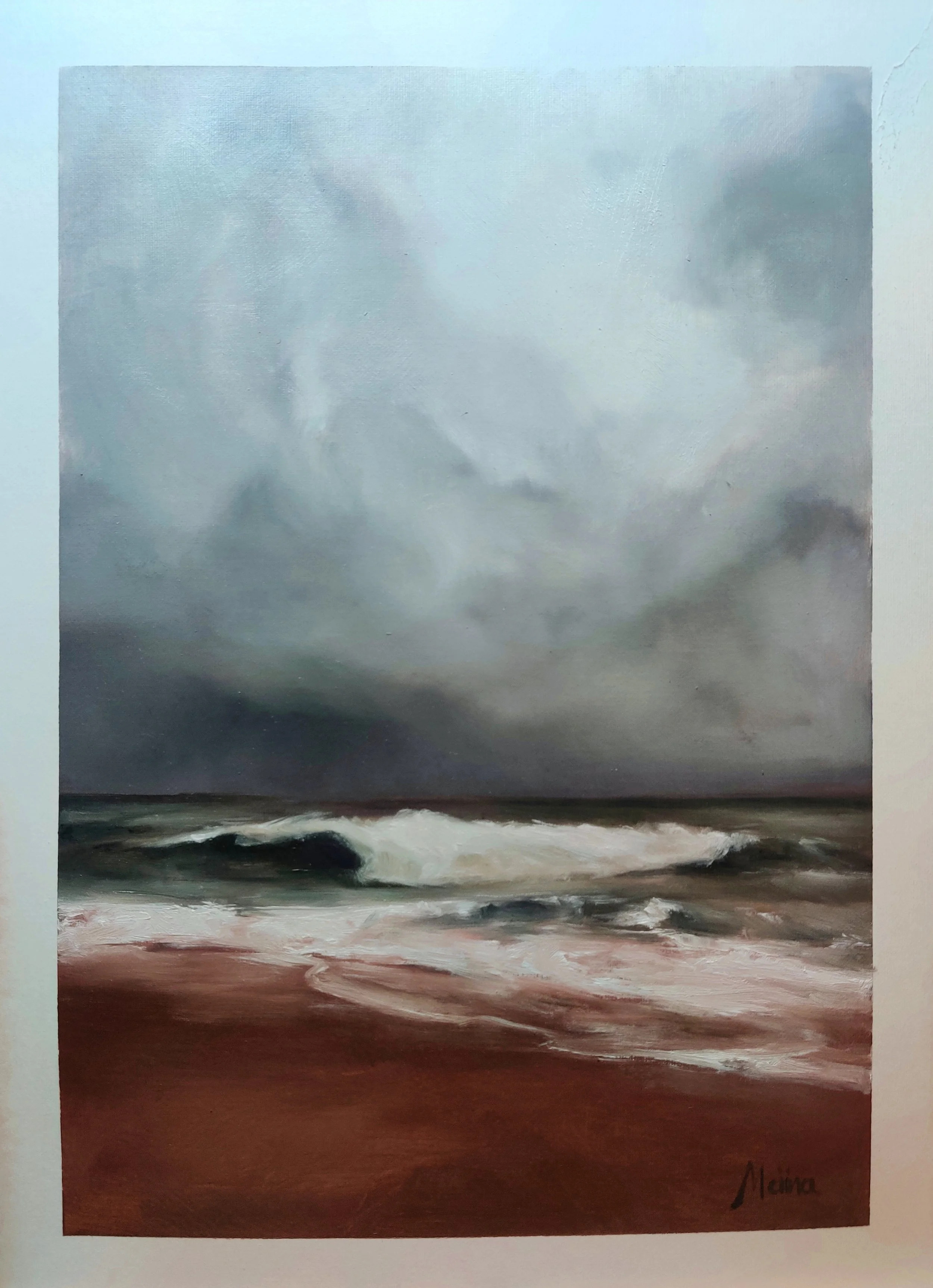 Peinture d'une plage sous un ciel nuageux, avec des vagues qui déferlent sur le sable, signature 'Melina' en bas à droite.