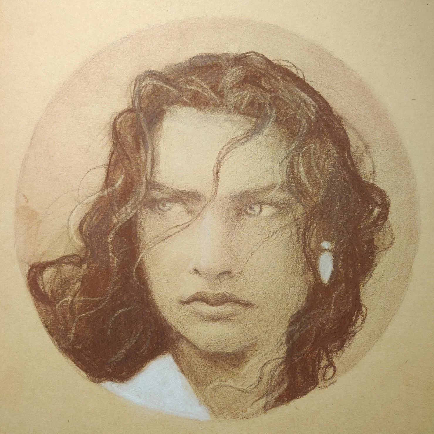 Dessin au crayon d'une femme avec des cheveux bouclés et des boucles tombant sur son visage, portant une boucle d'oreille en forme de goutte