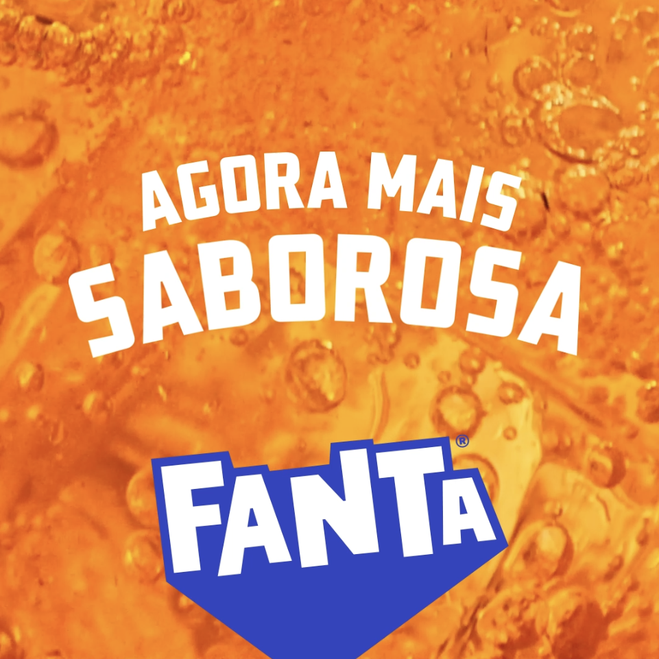 Imagem de um refrigerante Fanta de cor laranja, com o texto em português "Agora mais saborosa" sobreposto na imagem.