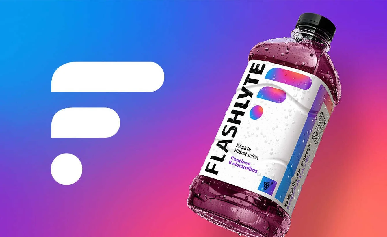 Garrafas de água com rótulo branco, azul e rosa, ao lado de um fundo colorido degrade de azul, roxo e rosa.