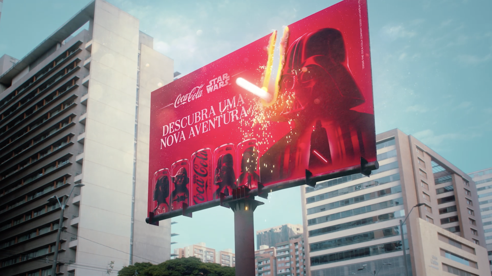 Outdoor propaganda de uma nova loja da Coca-Cola com tema Star Wars, exibindo Darth Vader e uma frase em português convidando a descobrir uma nova aventura, ao lado de imagens de latas de Coca-Cola com personagens femininas.
