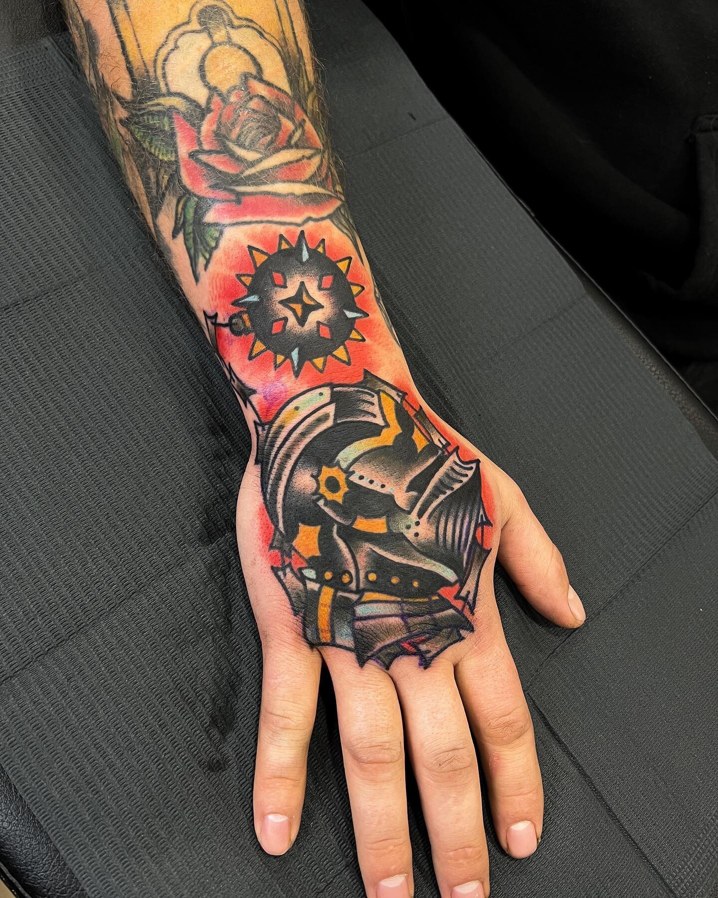 @brianwordd got his mit blasted yesterday. Super pumped on how this turned out. Got to put some @natewilsontattoos machines to use. 

#stayawhiletattoo #knight #knighttattoo #traditional #traditionaltattoo #trad #handtattoo #jobstopper #battleready #
