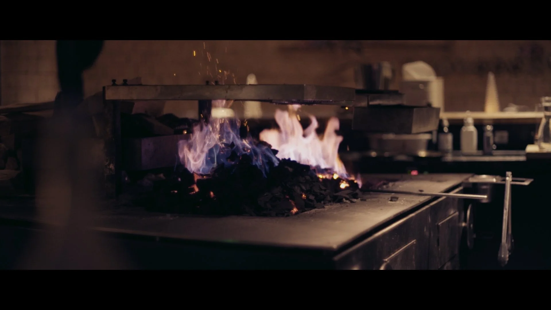 Feuer in einer Kochstelle mit Gasflammen, die auf einem Küchenarbeitsplatz brennt.