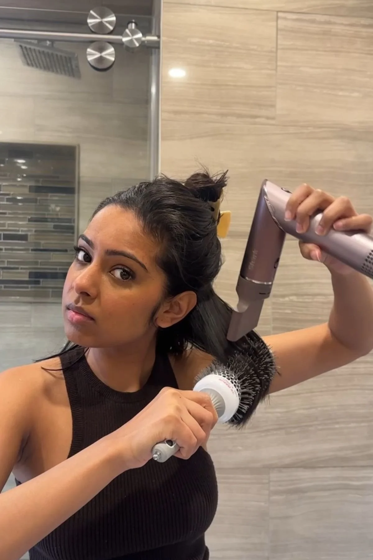 Jen checking the aiflow speed of sharkflex style vs sharkflex fusion 2