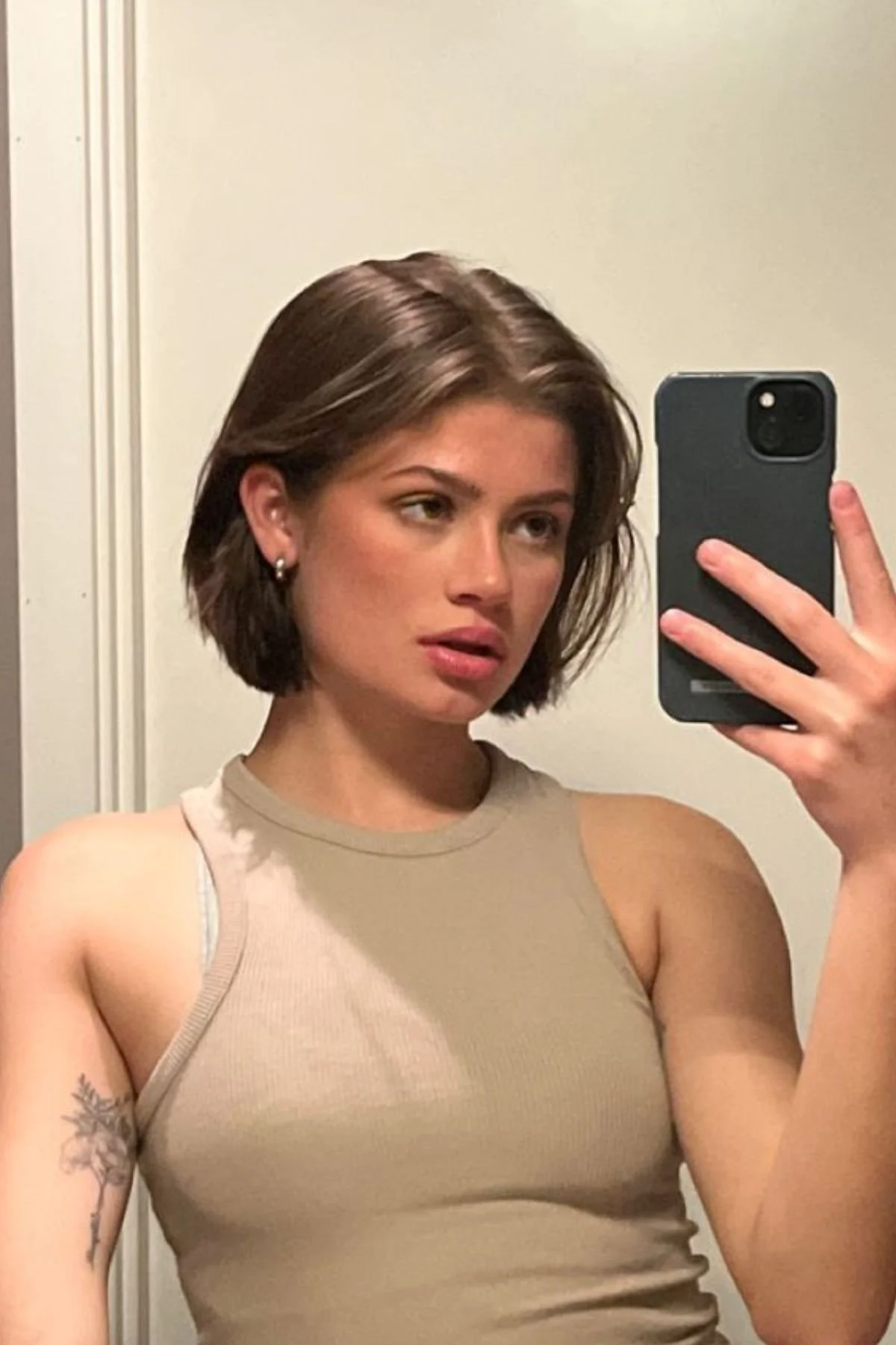 Female model with a Short Blunt Bob with Face-Framing Ends, highlighting clean blunt edges and softly curved front pieces.