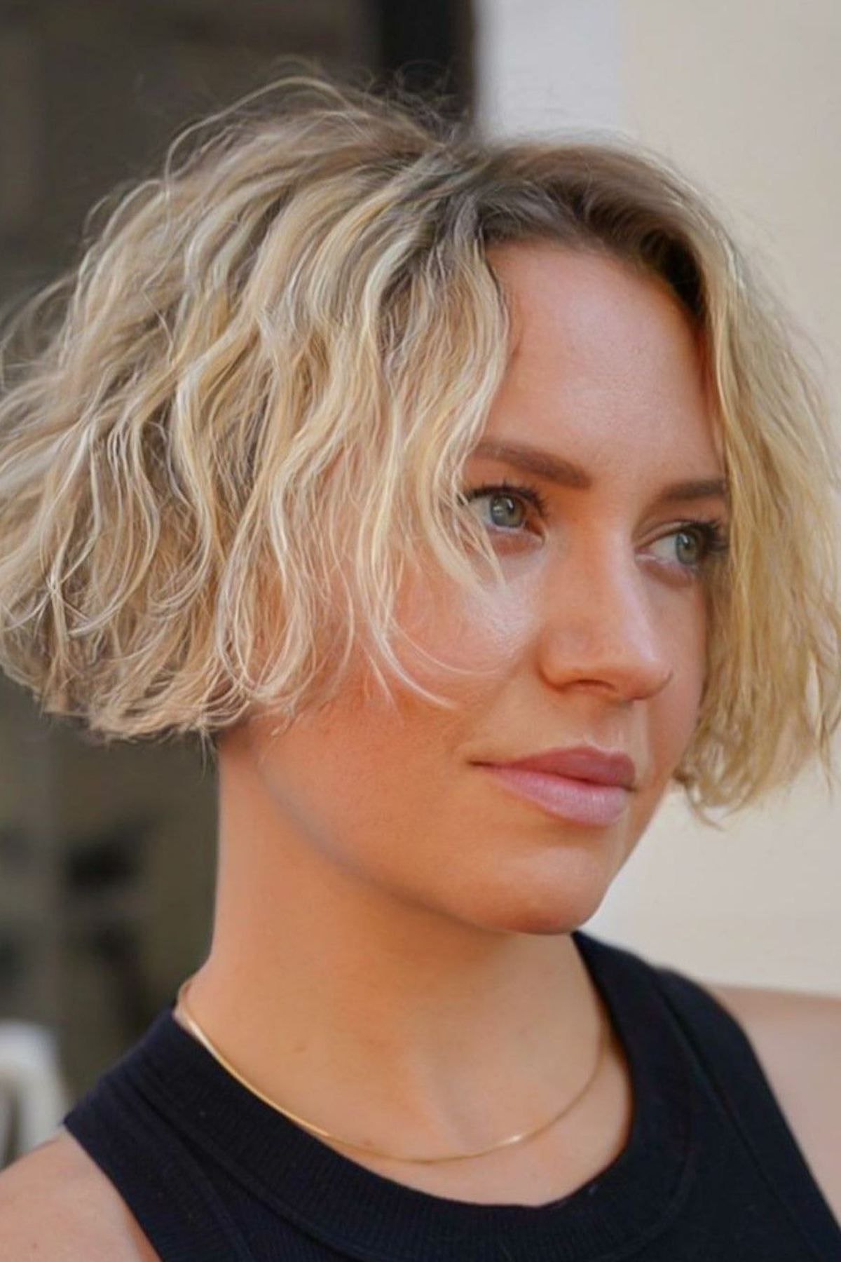Air-dried short wavy crop with a soft perimeter and no shelf at the bottom