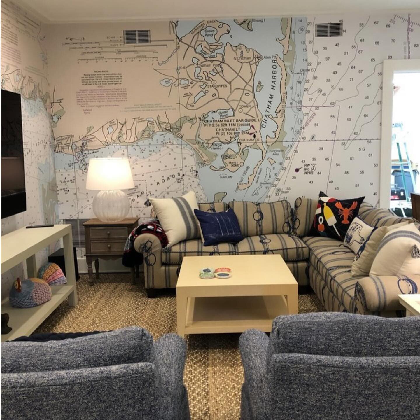 ⚓️ Chart Your Style Edition ⚓️ 
Dive into the beauty of mixed-scale nautical chart wallpaper! @kristinpatoninteriors showcased their creativity by combining zoomed-in (large scale) and zoomed-out (medium to small scale) charts on different walls. The