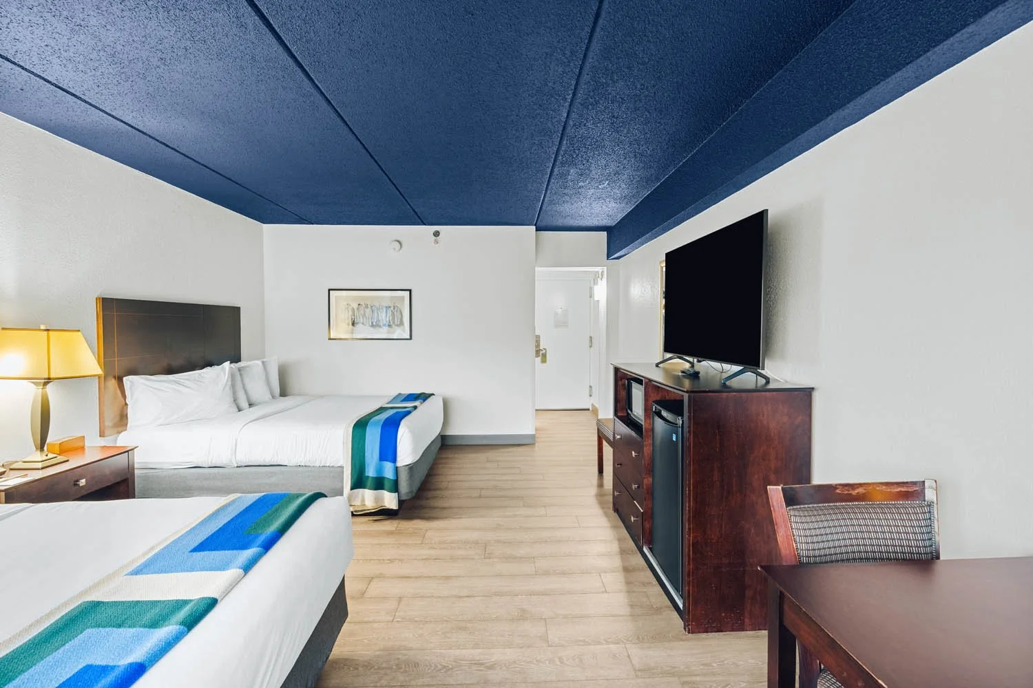 Double Queen - HotelDownstreet-2Queen-509_9.jpg