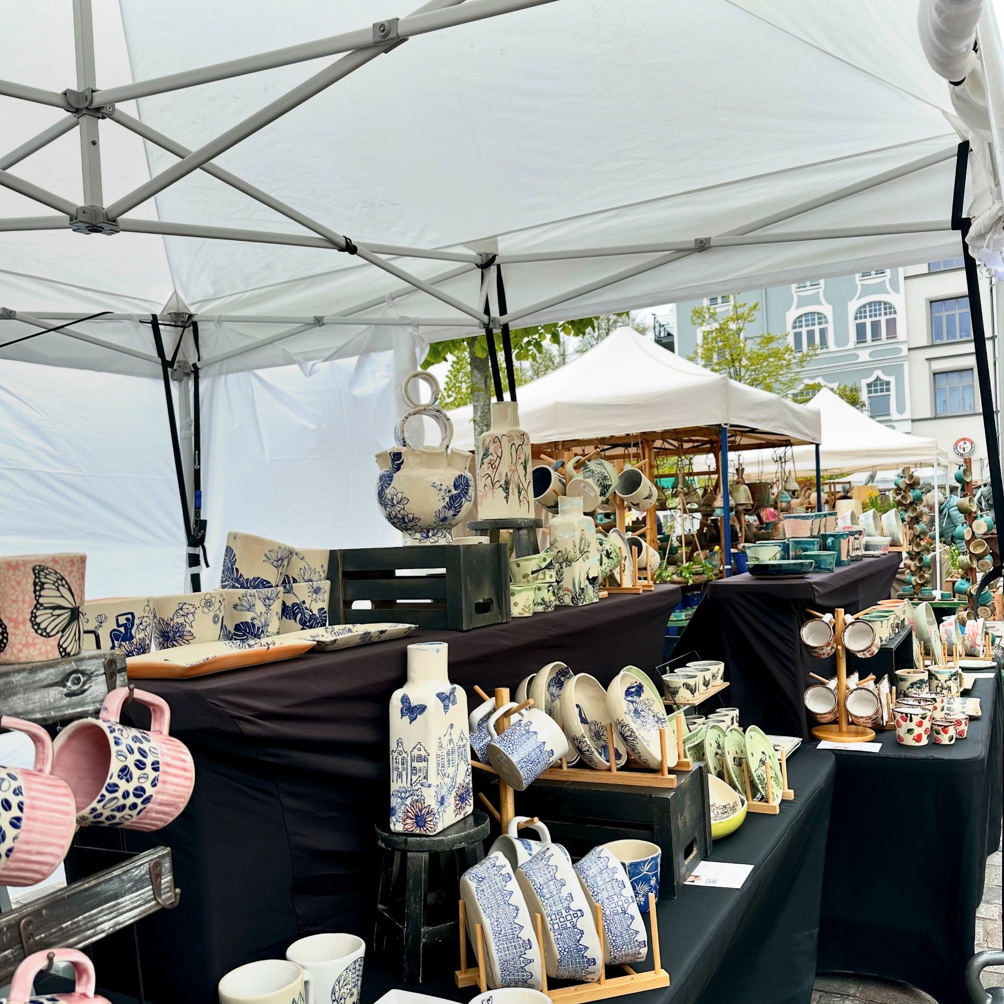 Marketday in Warnem&uuml;nde. Light drizzle, temps on the colder side, but who cares. It&rsquo;s great to be out there. Catch me today or tomorrow on Kirchenplatz. 

#potteryadventures #warnemunde #t&ouml;pfern #keramikliebe #tasse #kaffee #dutchdesi