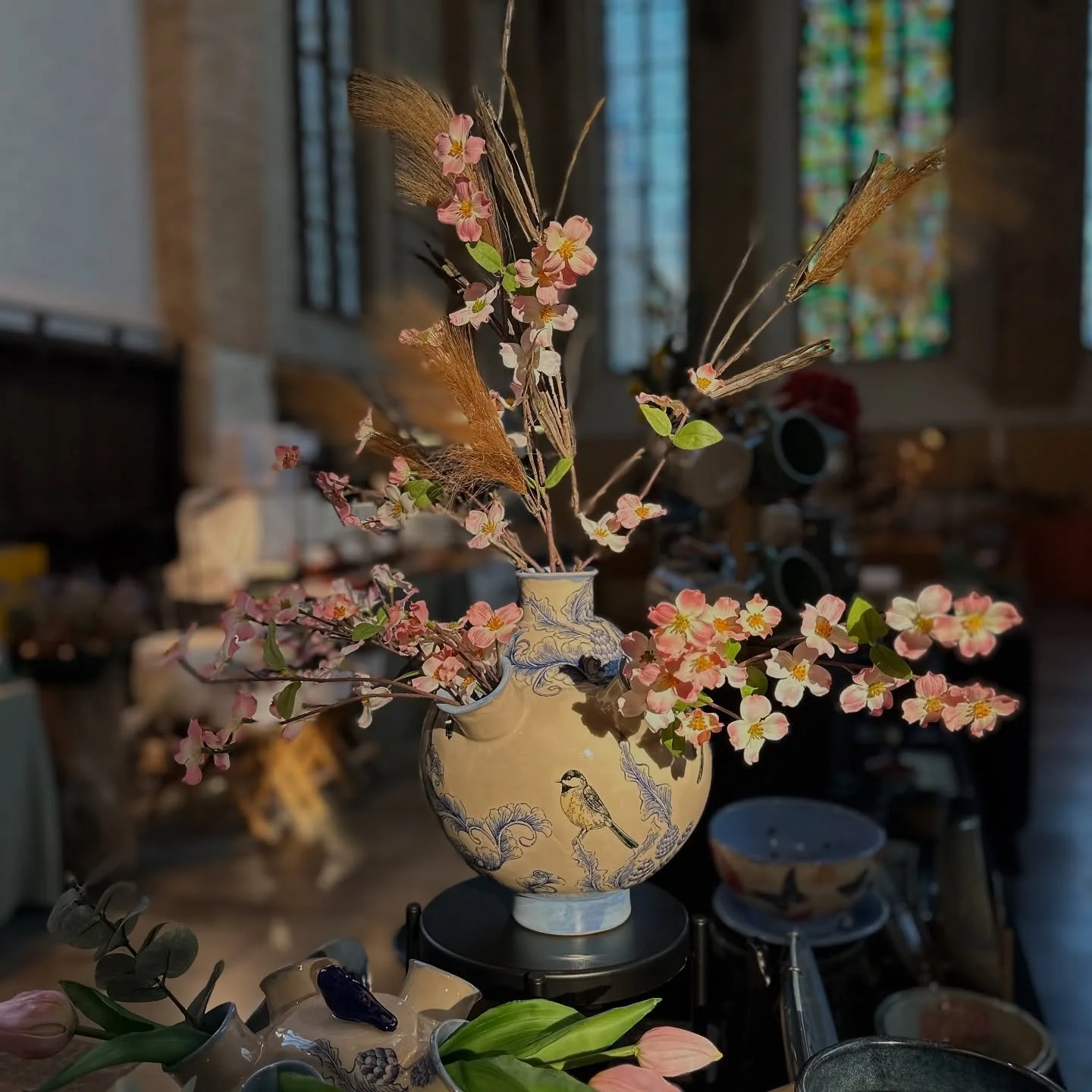 The latest addition to the Tulipvase family. Look howxthat early Spring sunlight does its magic! I was just in time to catch it, seconds later the clouds took over.

#potteryadventures #catchthemoment #sunlight #tulipvase #tulpenvaas #kohlmeise #chic