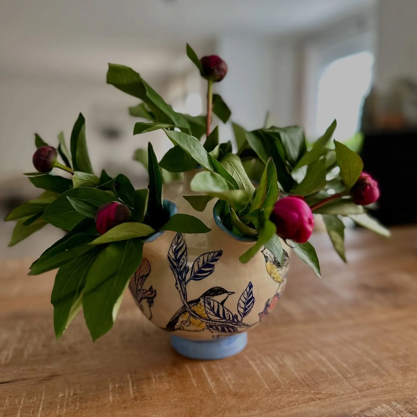 Ich liebe die Pfingstrosensaison und wie sch&ouml;n sehen sie in dieser traditionellen holl&auml;ndischen Tulpenvase aus? Es m&uuml;ssen also nicht unbedingt Tulpen darin enthalten sein.

I love peonies and how pretty do they look in this traditional