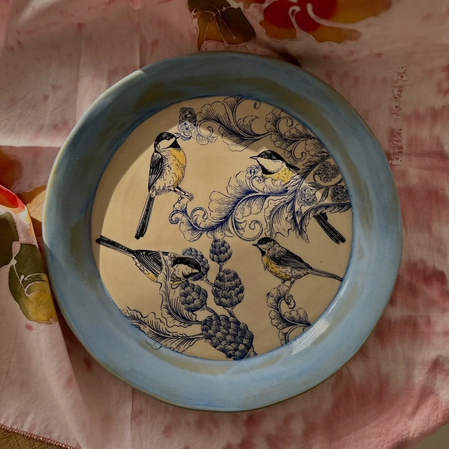 Introducing large plates! For snacks, for a late afternoon cheeseplatter, for chocolate chip cookies, you name it. 

Also a perfect addiction to you wall decor! They come with invisible wallhanging hooks. 

#potteryadventures #pottery #wallhanging #w