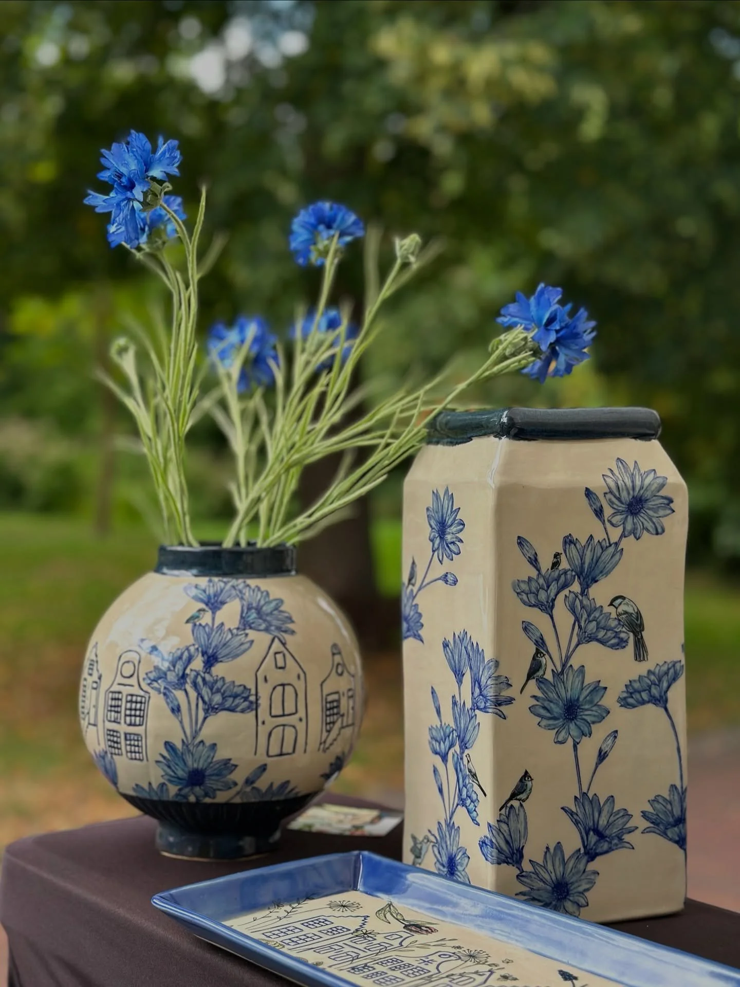 She has a sister now. I like her. What do you think?

#potteryadventures #vase #bluevase #t&ouml;pfern ##whattodo #handgemachtekeramik #dutchdesign