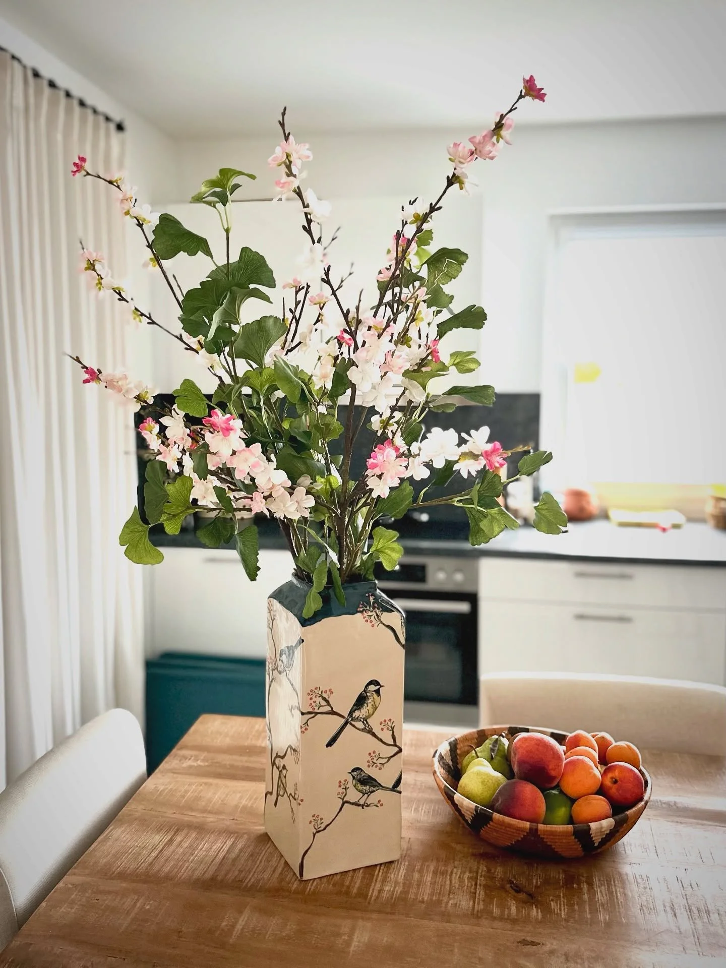 Today&rsquo;s spotlight is on this vase. A thru centerpiece model with a height of 37 cm / 14.5 inch. DM me if you&rsquo;re interested. 

#potteryadventures #keramik #keramikliebe #vase #centerpiece #handmadevase #handgemachtevase #chickadee #kohlmei