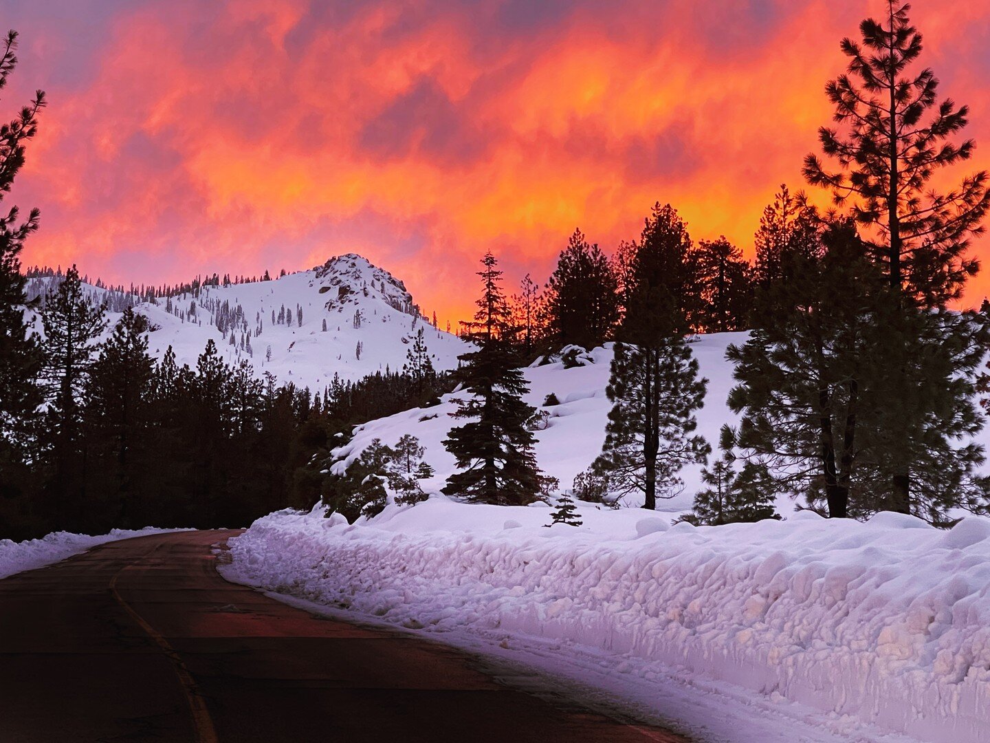 Sunset between the snow storms...
....Eureka Peak you are always sharing the magic. 

#magicmountain #eurekapeak #plumascounty #johnsvillehistoricskibowl #plumaseurekastatepark #sunset #sunsetphotography #mountains #snowphotography #snow #landscapeph
