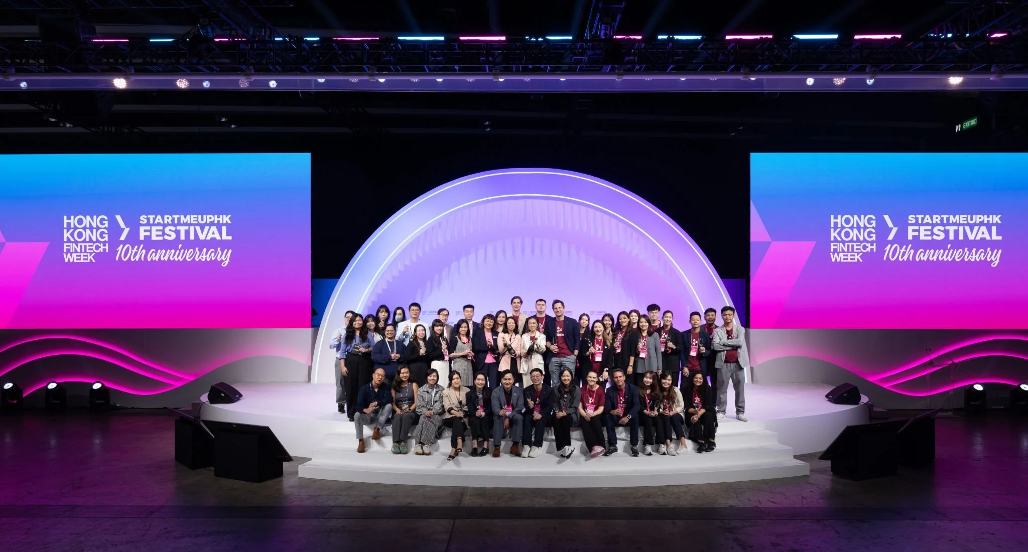 Equipo y participantes internacionales en Hong Kong FinTech Week 2025, uno de los principales eventos de innovación, automatización e inteligencia artificial en Asia.