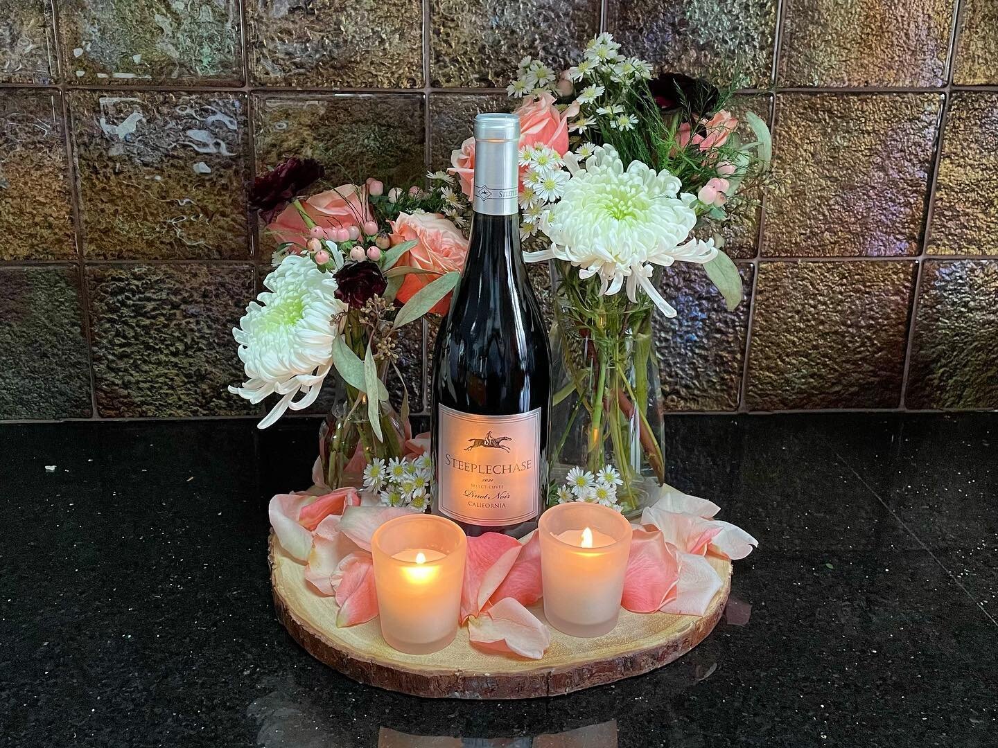 Happy Valentine&rsquo;s Day from fiddleleaf Florals!

#valentinesday #centerpiece #rosepetals #wine #freshcutflowers  #fiddleleafflorals