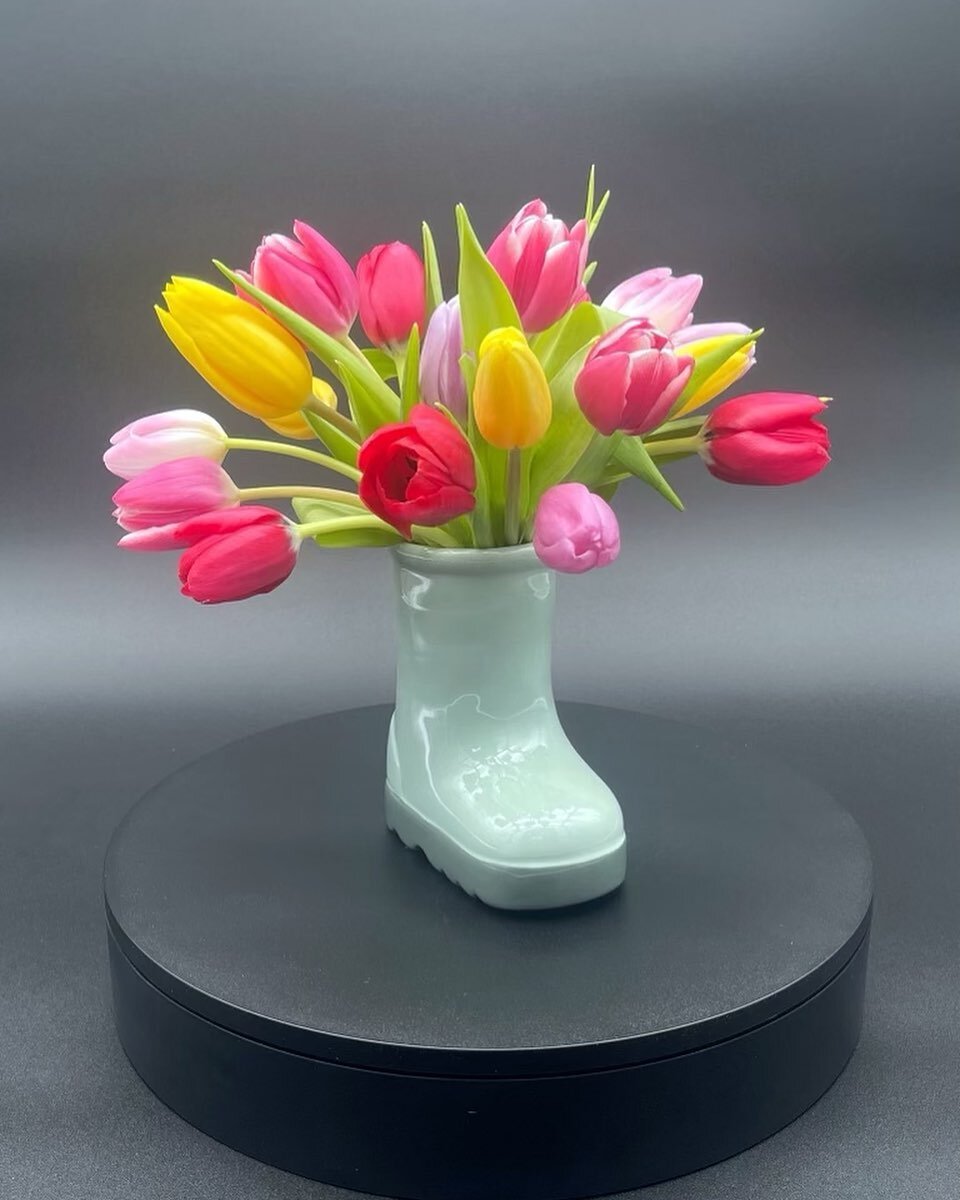 Some rainy day flowers while springtime day-dreaming

#rainyday #tulips #rainboots #freshcutflowers #floraldesign #springtime #fiddleleafflorals