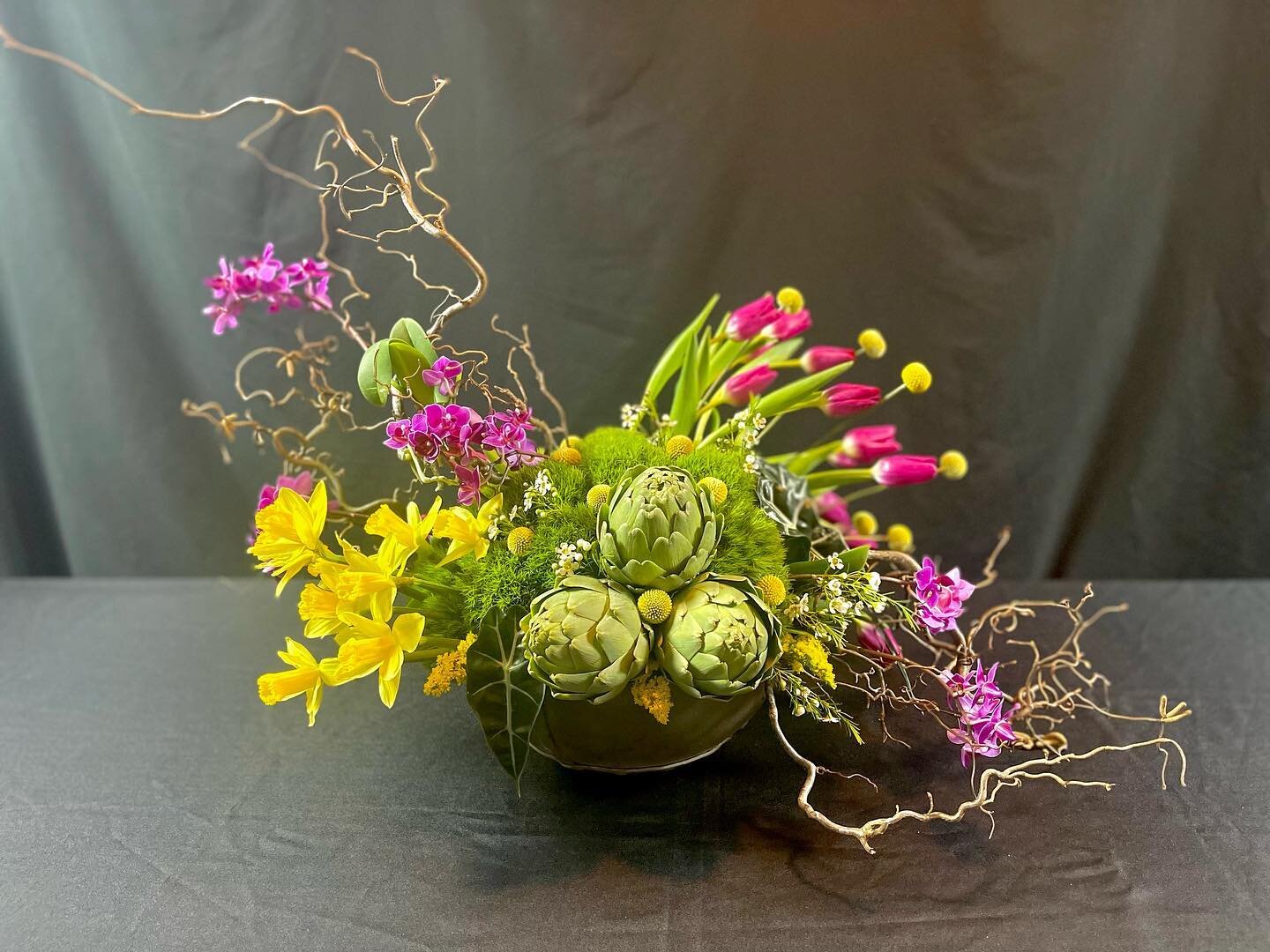 An ode to Spring. Warmer days are ahead of us!

#freshcutflowers #spring #flowers #floraldesign #arrangement #centerpiece #showstopper #daffodils #tulips #artichoke #bowl #fiddleleafflorals
