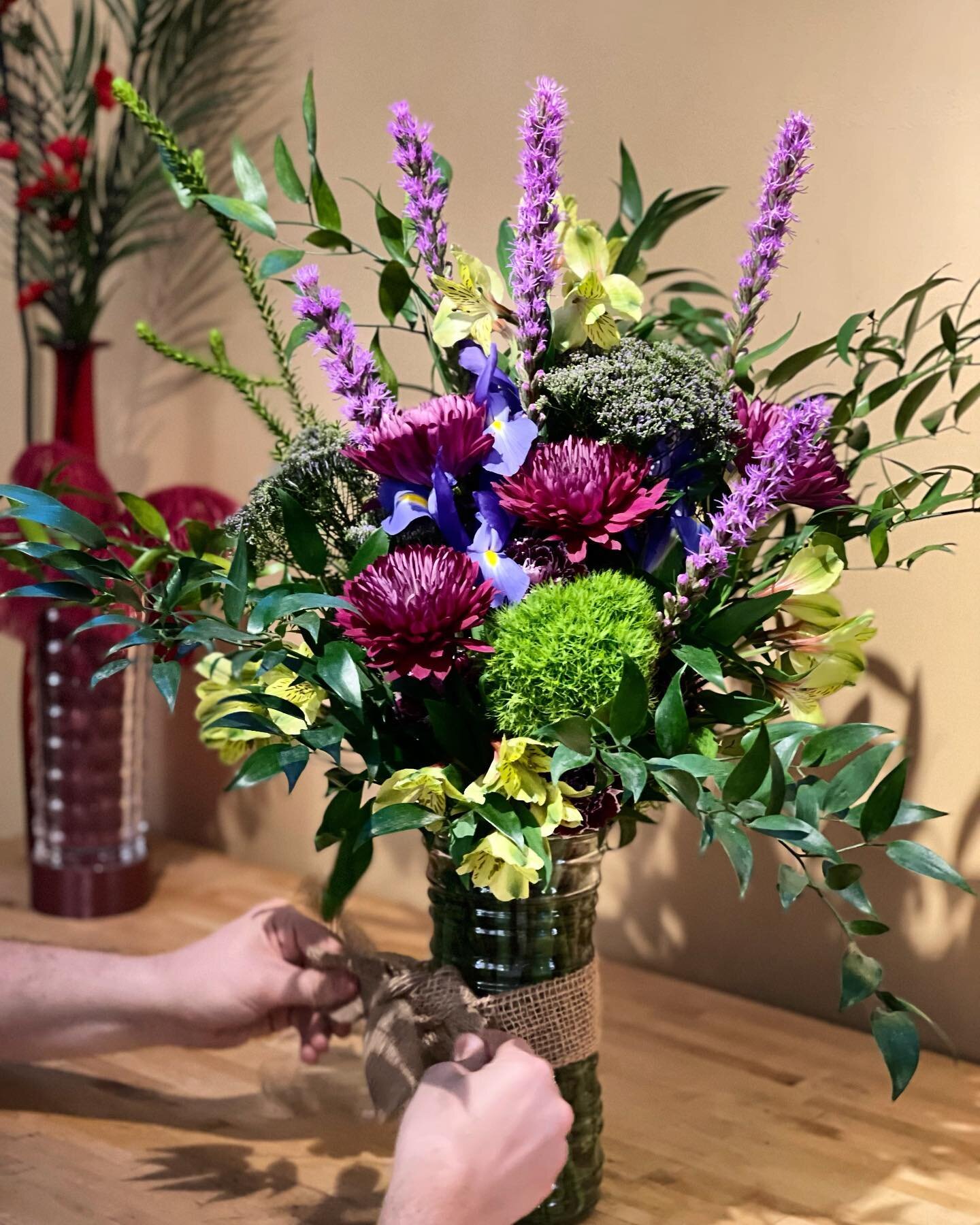 Mother&rsquo;s Day will be here before you know it! Pre-order your flowers with Fiddleleaf Florals. DM or visit fiddleleafflorals.com to place an order. 

#mothersday #freshcutflowers #floraldesign #arrangement #ribbon #flowers #ordertoday #delivery 