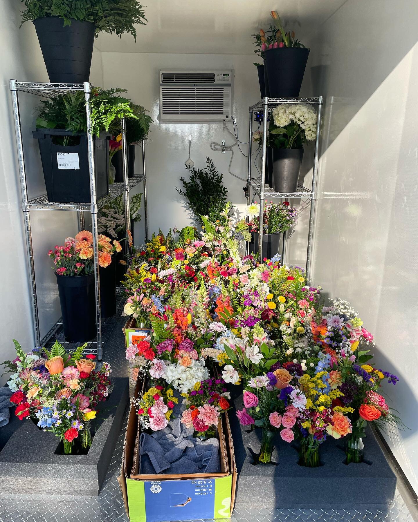 Wake up and smell the flowers!

#floralarrangement #garden #coolbot #polychromatic #freshcutflowers #vases #flowers #centerpieces #coolermaster #floraldesign #fiddleleafflorals