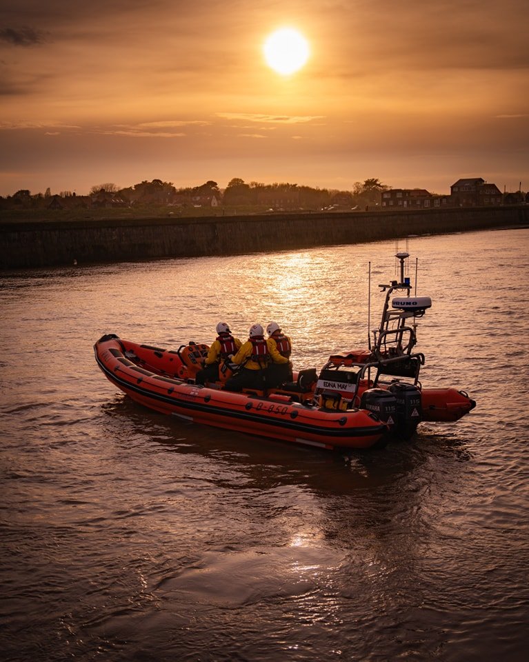 RNLI Southwold Lifeboat out on a training exercise this evening 🔥