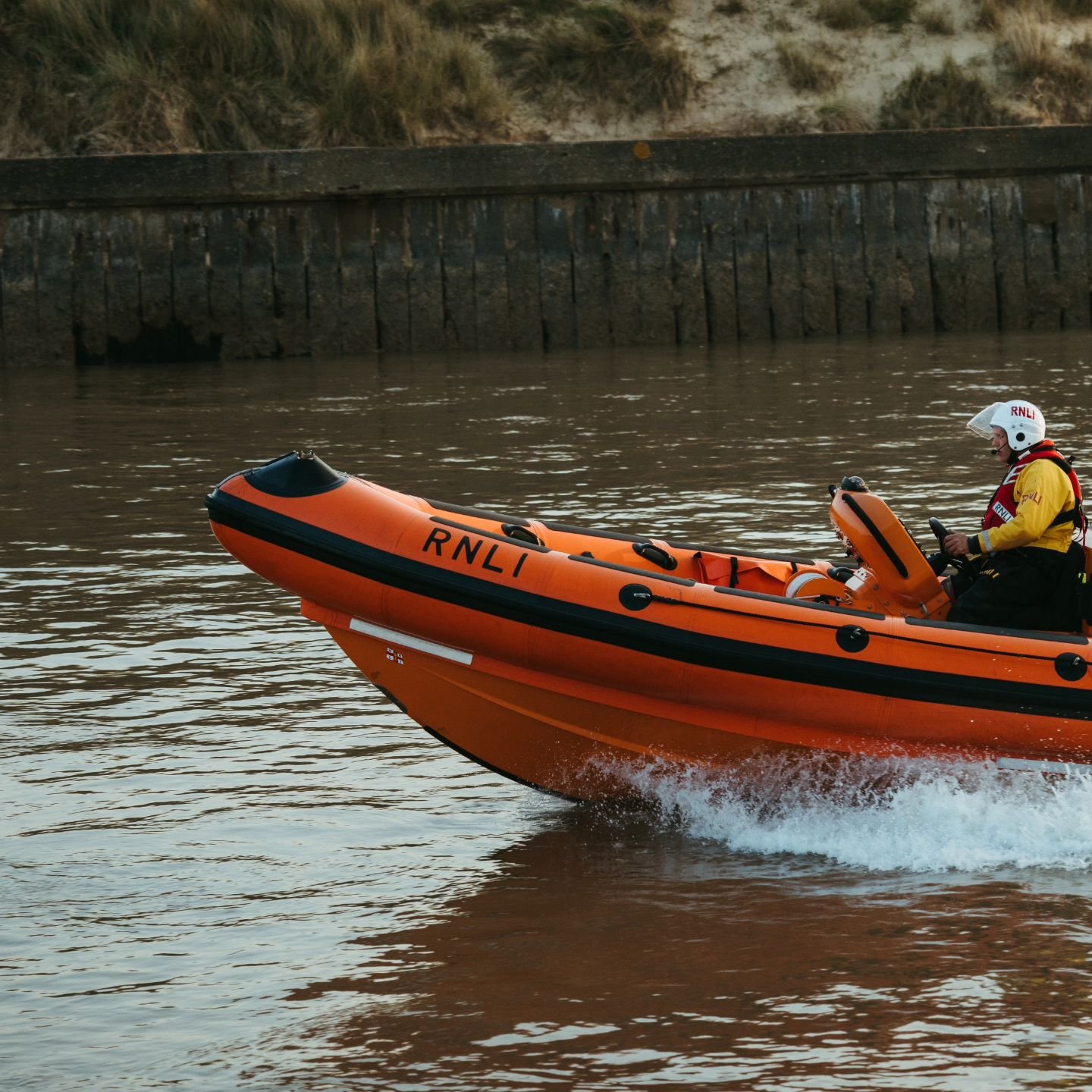 @southwold_lifeboat heading out on a training exercise. 

@rnlisouthwoldfund
@rnli
#southwold #southwoldharbour #RNLI