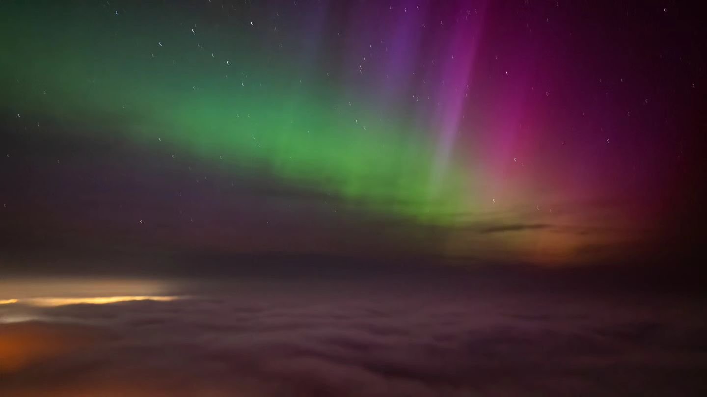 A bird's-eye view. 

The #auroraborealis from above the clouds over Lowestoft.

#aurora #northernlights #lowestoft #kessingland #pakefield #dji #mavic3 #mavic3pro