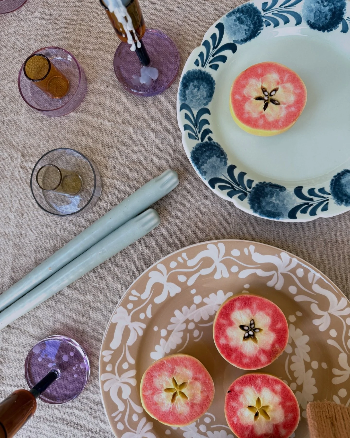 Embracing the weird color palettes with the 
Valencia &amp; the pistachio plate.
Accidental cardigan cameo on lower right 🙈