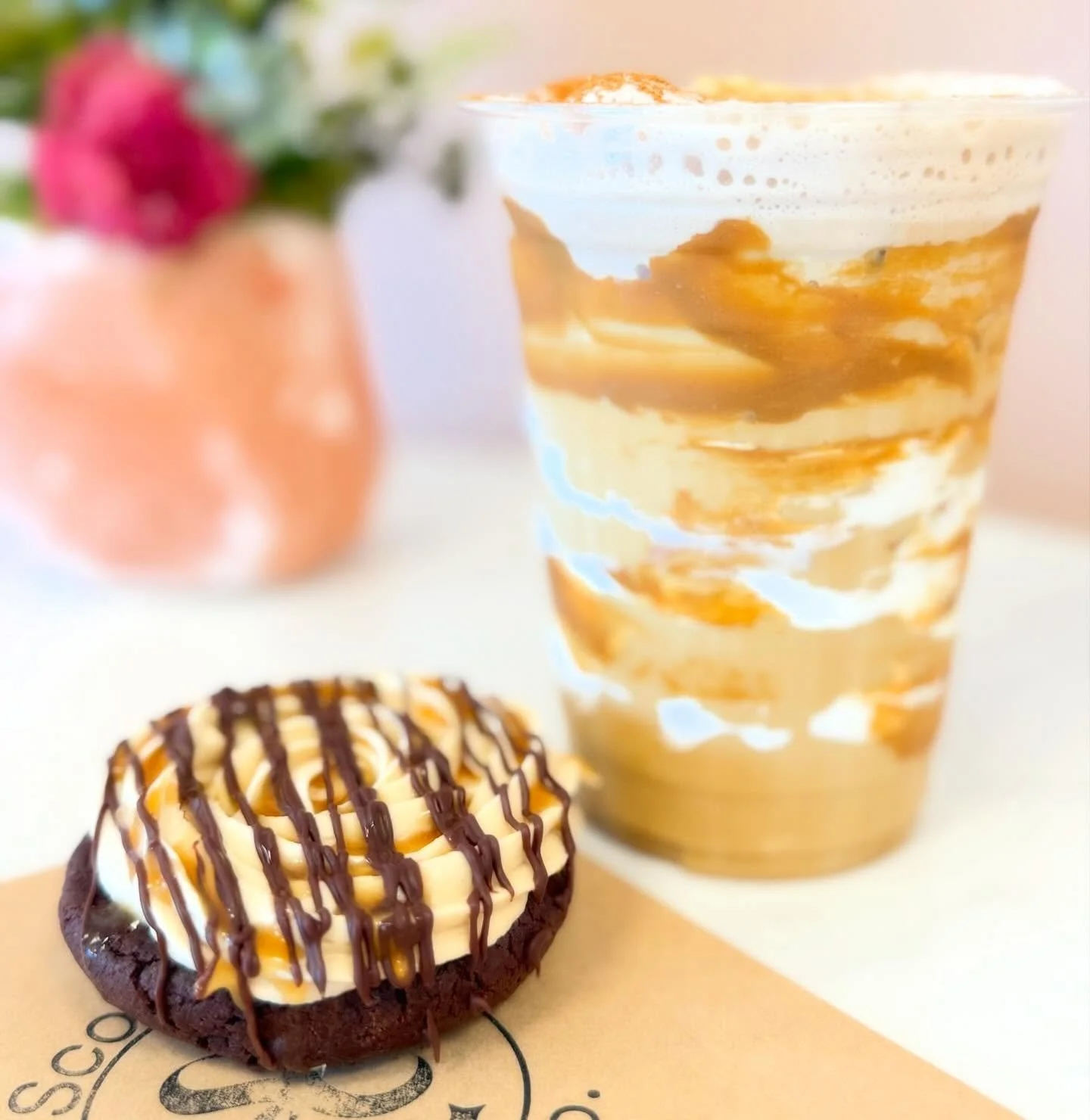 Wish you could smell this through your screen&hellip; because WOW. 🤤
This one&rsquo;s a chocolate peanut butter cookie topped with whipped peanut butter buttercream, a rich chocolate drizzle, and a gooey caramel finish. It&rsquo;s giving pure decade