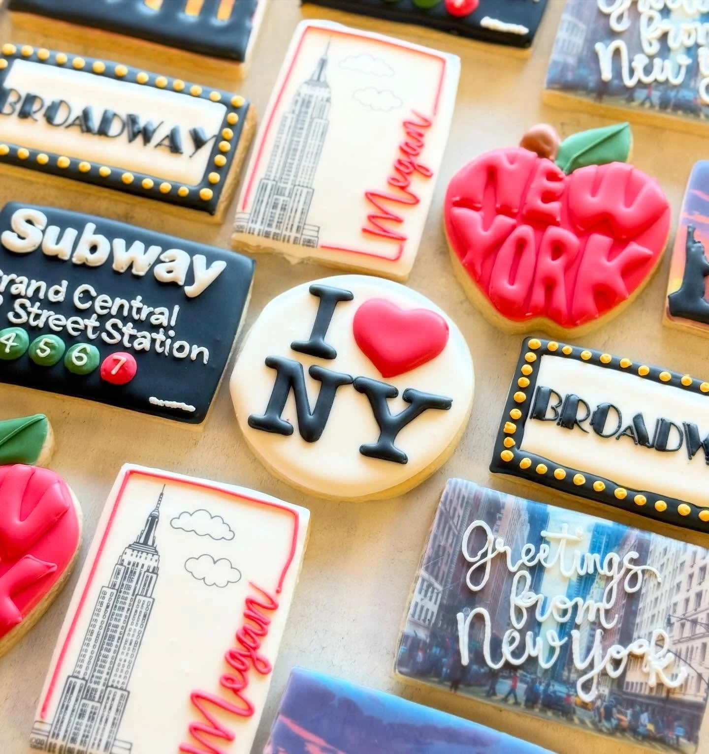 She&rsquo;s off to the Big Apple! 🍎🗽
We had the sweetest time creating these NYC-inspired cookies to celebrate a big move for one very lucky daughter. From yellow taxis to skyline silhouettes and subway signs these treats were made to send her off 