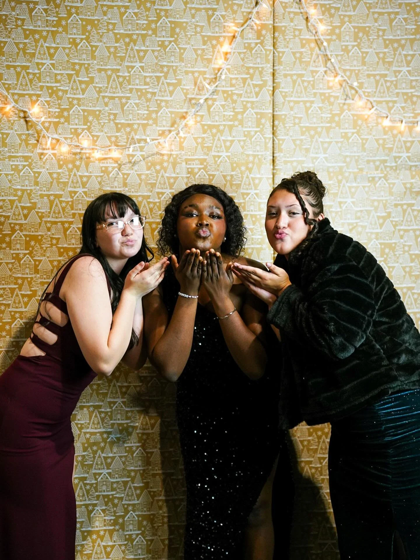 Merry Christmas, New Life City Youth 🎄

We&rsquo;re celebrating Jesus today with Christmas services at 5:00 PM &amp; 6:30 PM &mdash; choose the time that works best for you!

Reminder: No Youth this Sunday.

We love you so much. Merry Christmas ❤️